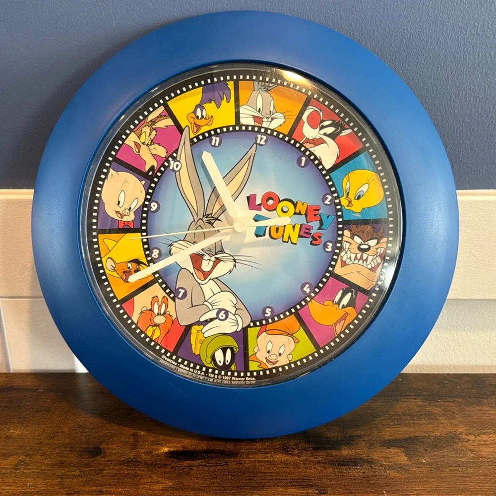 Looney Tunes Warner Bros 11" Wall Clock by Westclox 1997 w/ Bugs Porky Sylvester